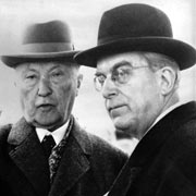 Niemiecki Kanclerz Adenauer wraz z jego "szarą eminencją" Hansem Globke (po prawej)