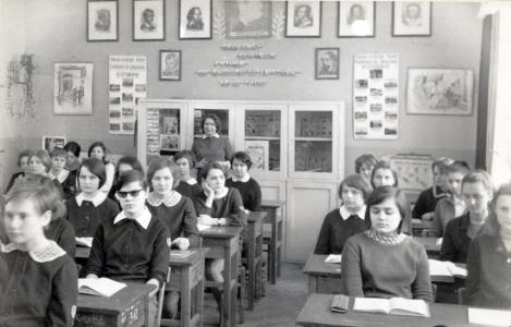 Klasa 11D ktra w 1968 zdaa matur - wychowawczyni Melania Jarzbiska