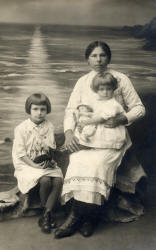 Maria Celestyna Pitkowska (od lewej) z siostr Janin i niani. Poskirw.