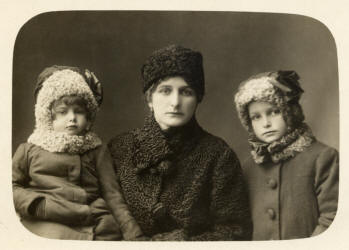 Maria Celestyna Pitkowska (od prawej) z Matk Wacaw i siostr Janin Pitkowsk...